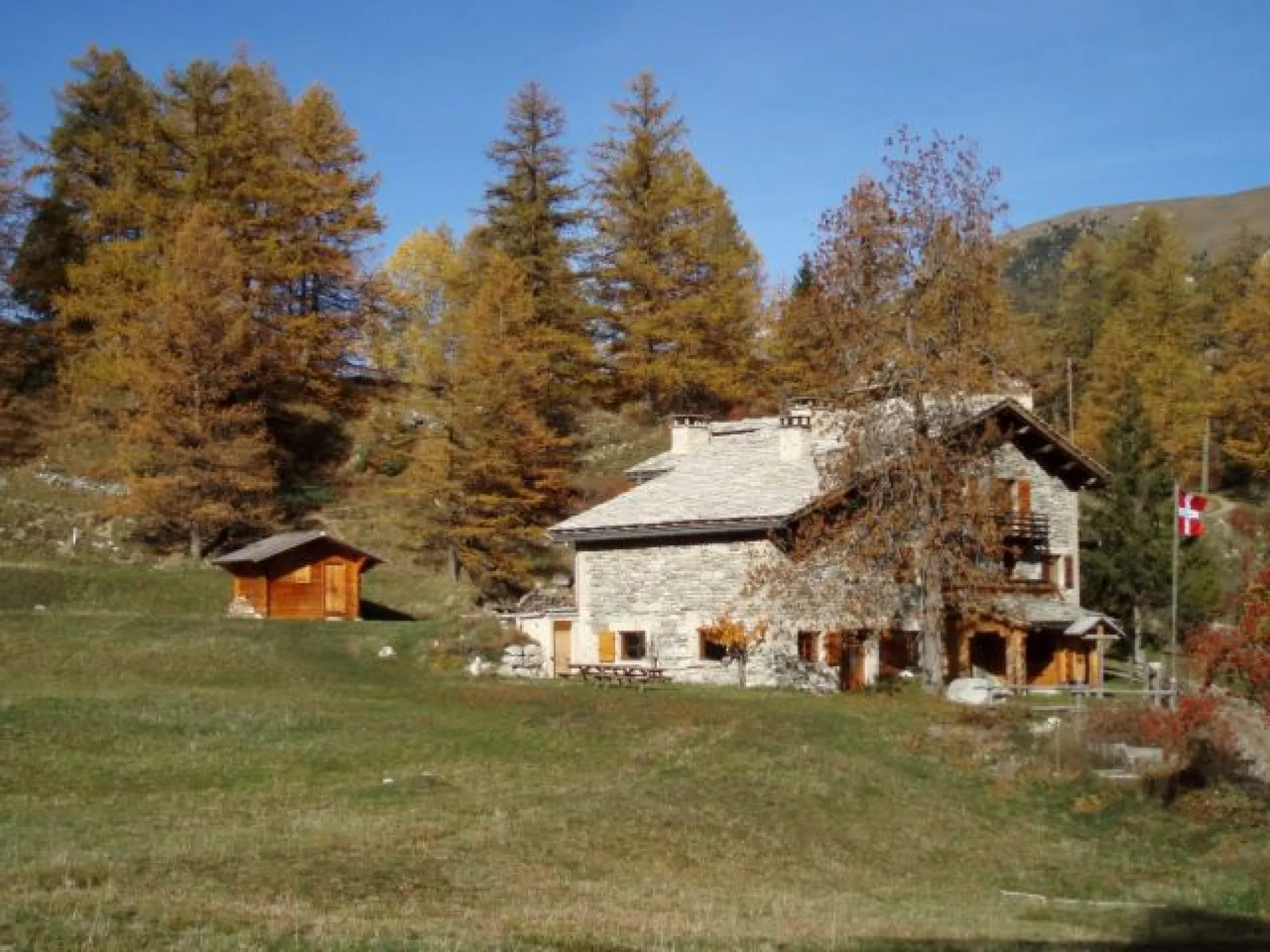 Vue générale du Chalet en Automne ; mélèzes