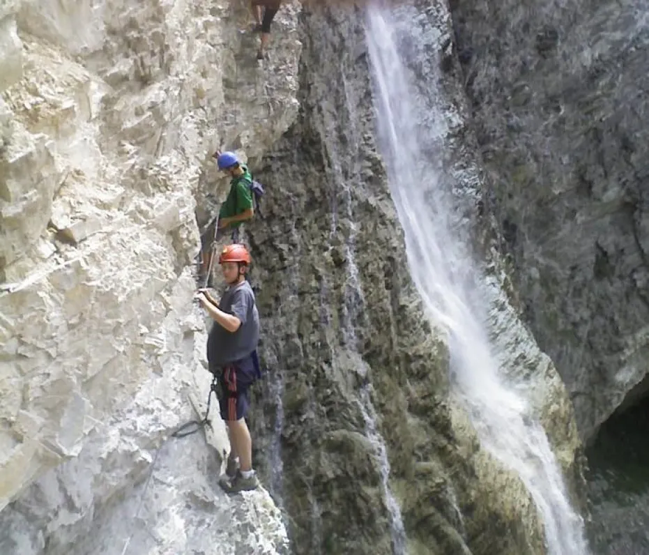 Depuis le gite, de nombreuses randos (tous niveaux) et de très belles via ferrata (7 voies de F à TD)