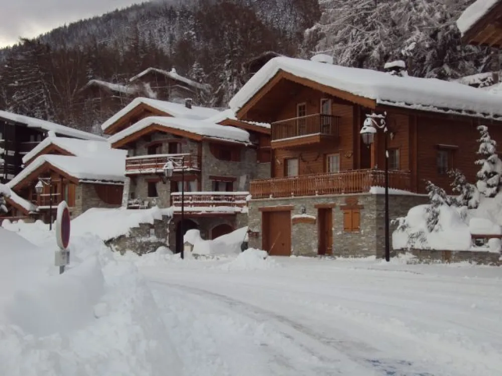 devant le chalet l'hiver