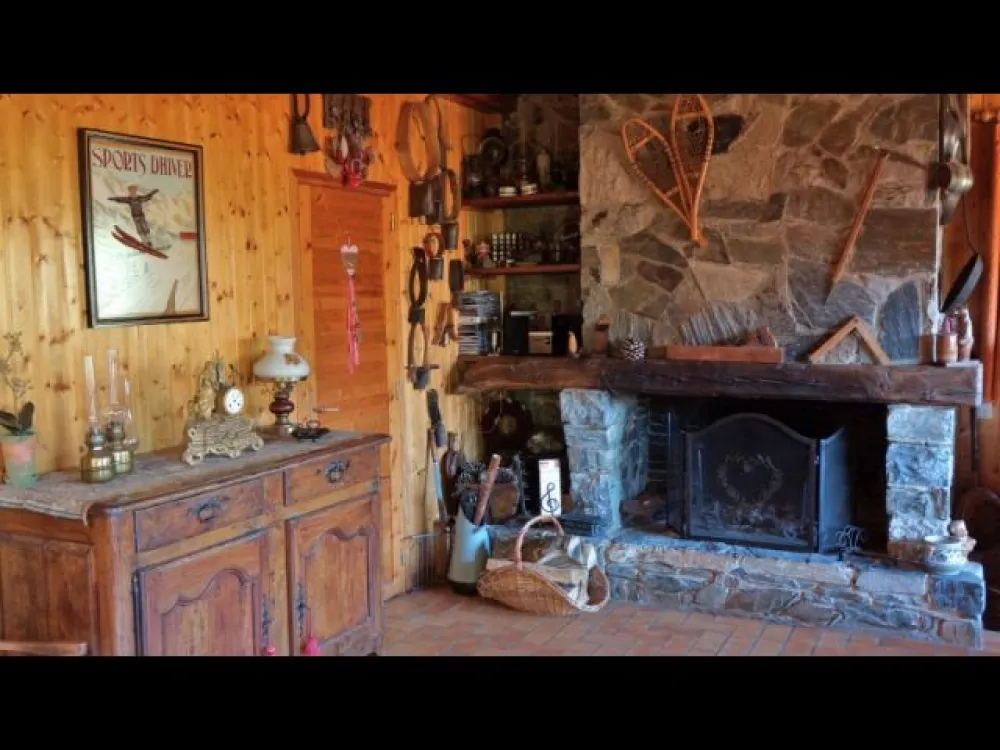La grande cheminée construite en pierre du pays pour des petites flambées les soirs d'hiver après le ski.