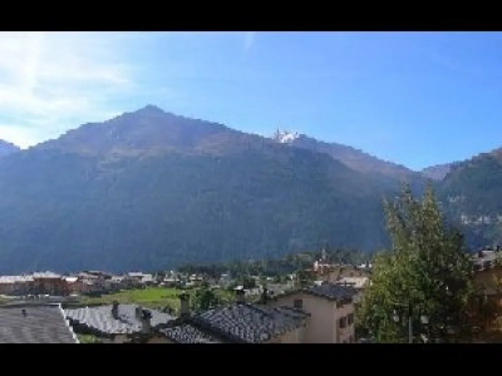 Vue prise de l'appartement côté sud.