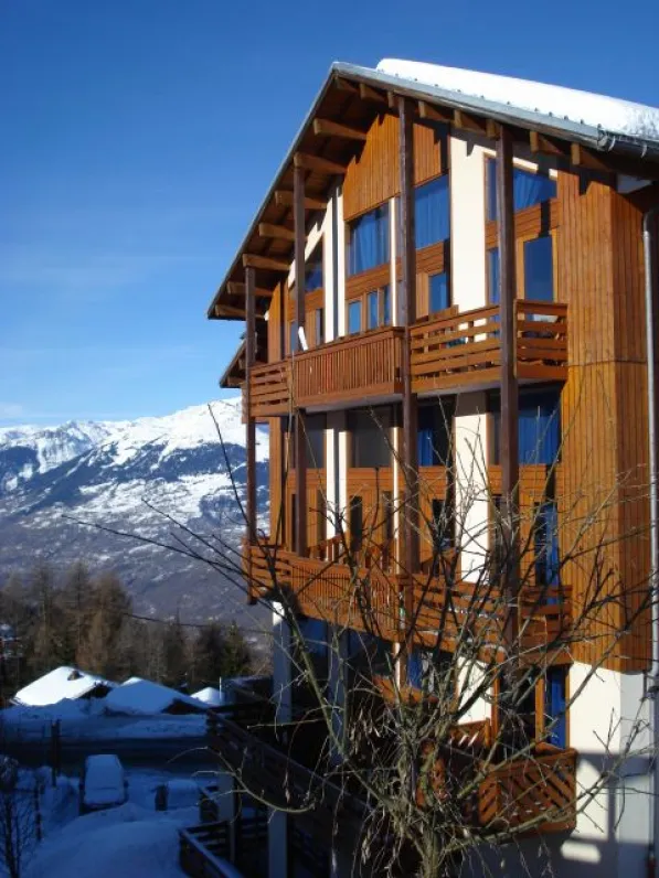 Vue de la résidence en hiver, prise du coté des pistes. balcon au milieu en haut;