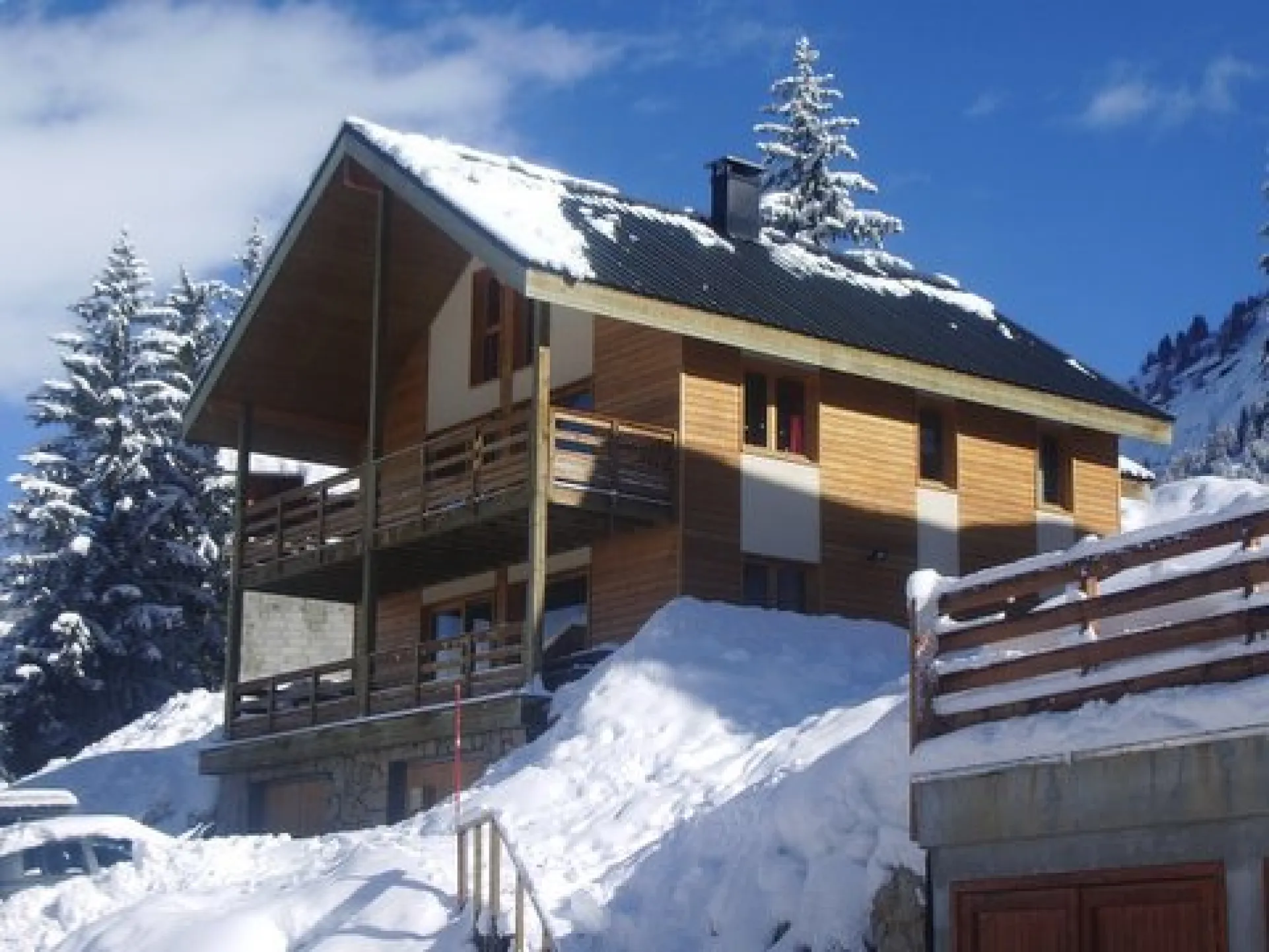 chalet avec 2 garages et parking privatif devant (5 voitures au total )