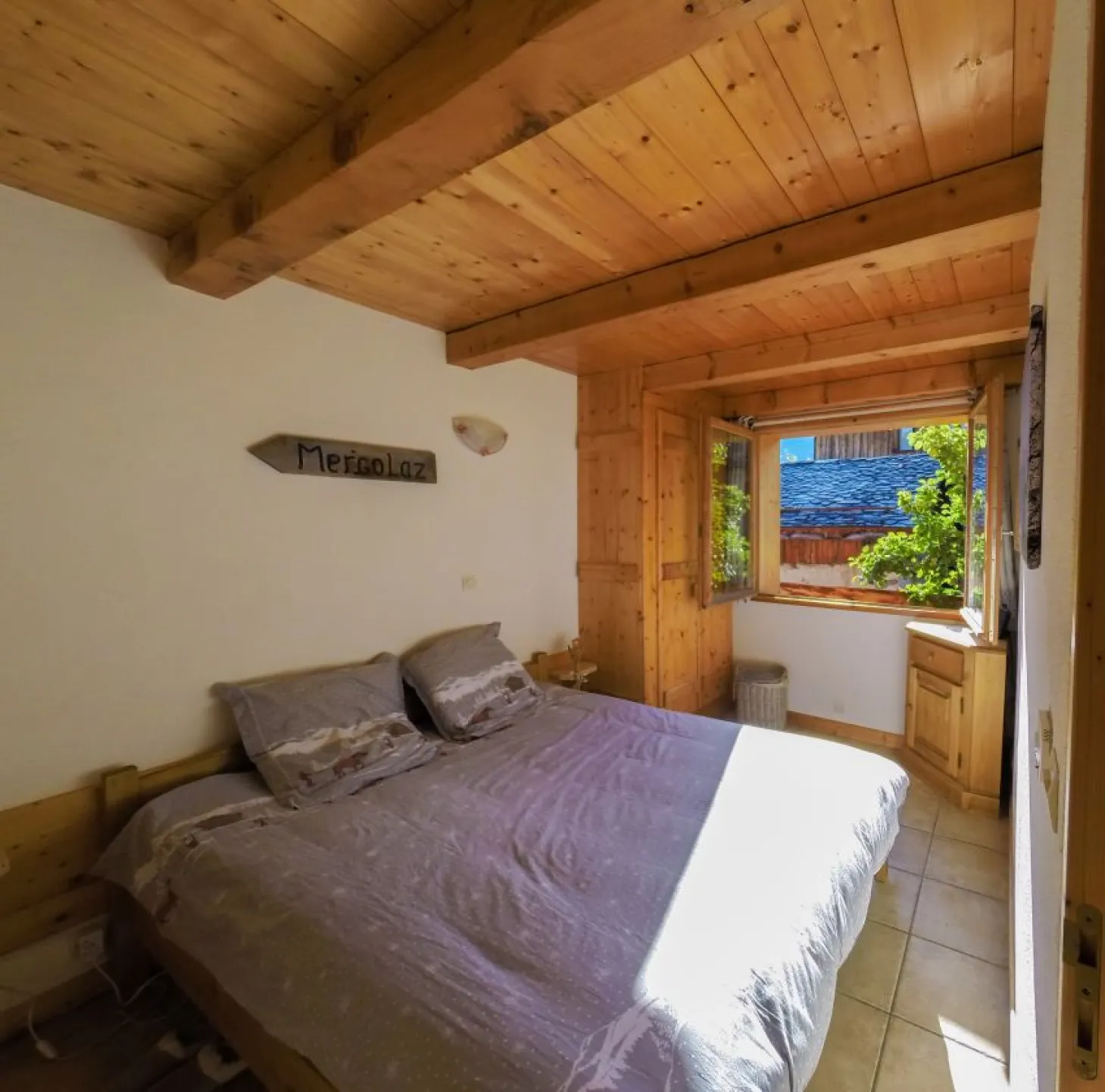 Chambre Mergolaz - Lit double 160*190 - Salle de douche et WC attenants