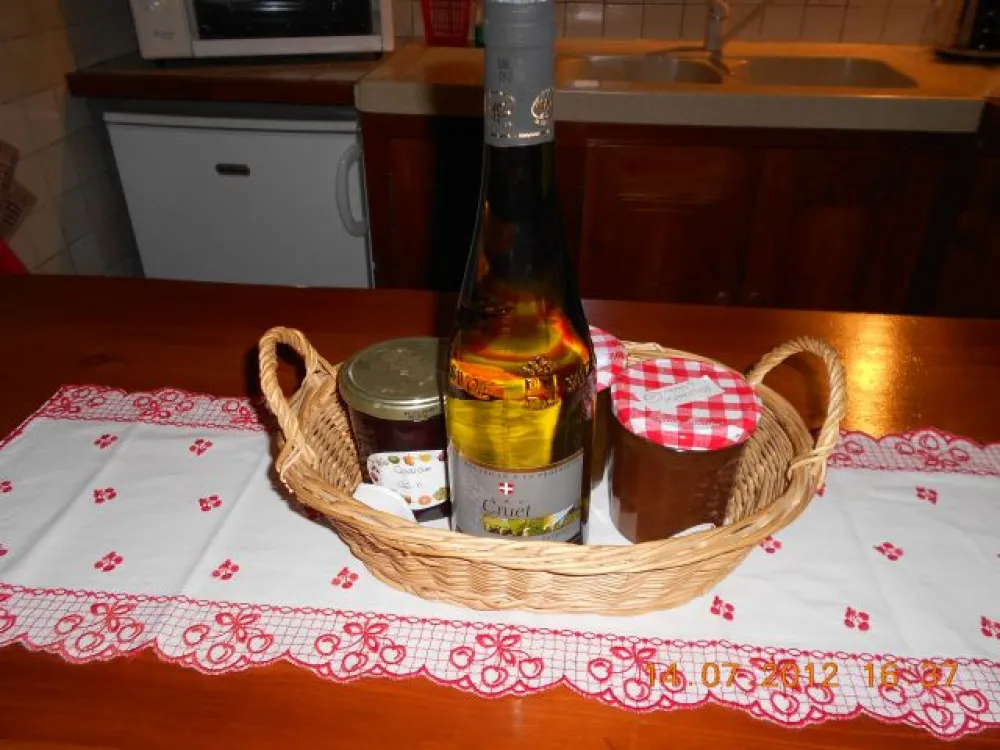 Panier de bienvenue. (Confitures maison et vin de Savoie).
 