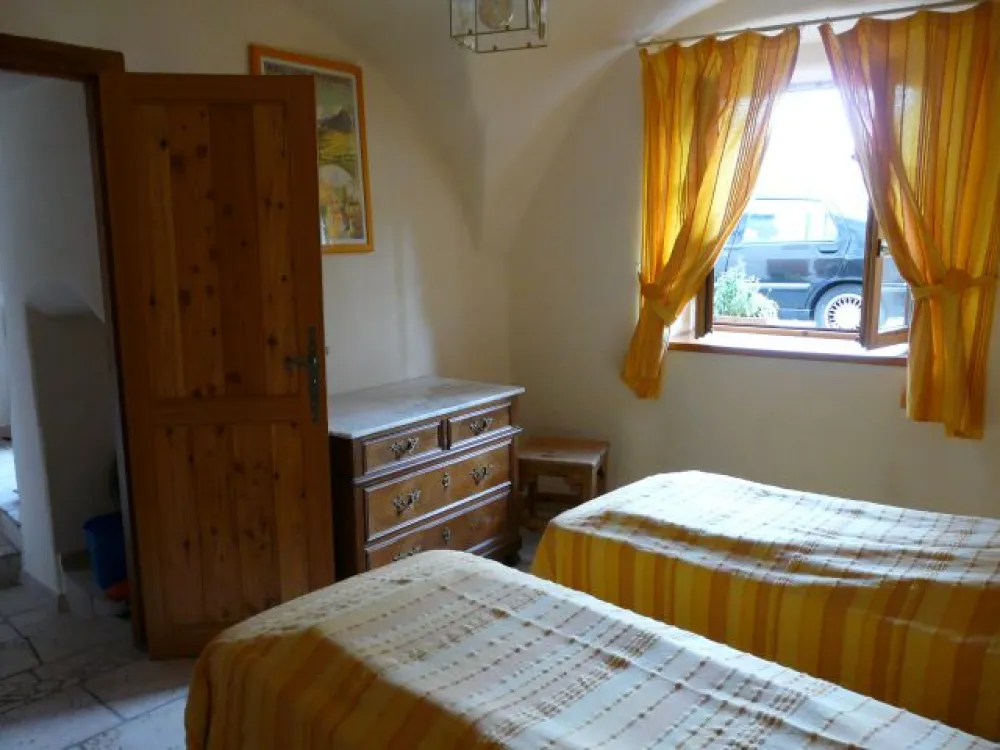Une des deux chambres exposées Est (soleil le matin ) et disposant d'une salle de douches attenante.