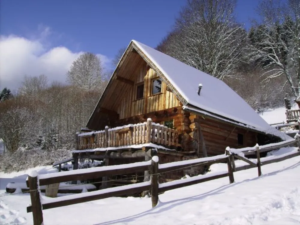 Chalet du bucheron en hiver recouvert de son manteau blanc 
