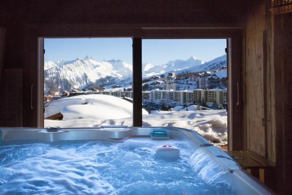 Spa privatif 6 places sous véranda, vue sur les Aiguilles d'Arves
(option 400 €/semaine)