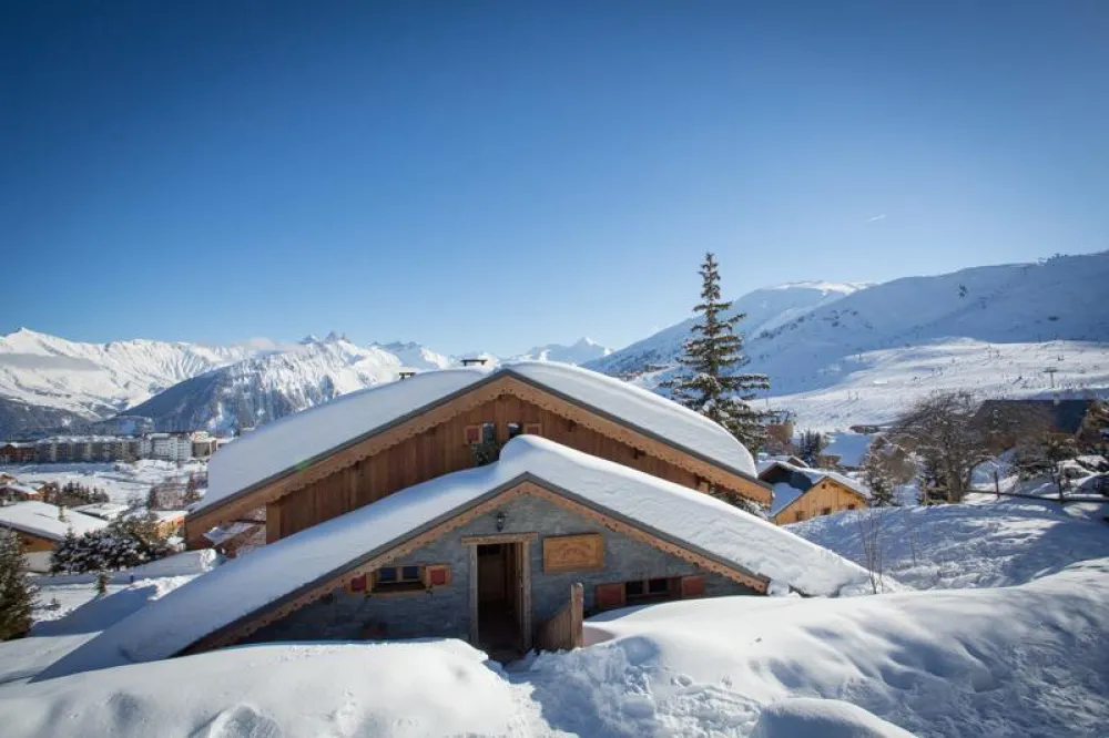 Chalet de 220 m² sur 1000 m² de terrain
vue sur les Aiguilles d'Arves, 8 places de parking