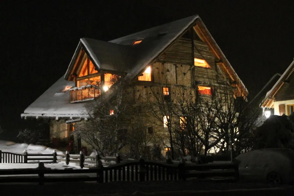 Le chalet la nuit.