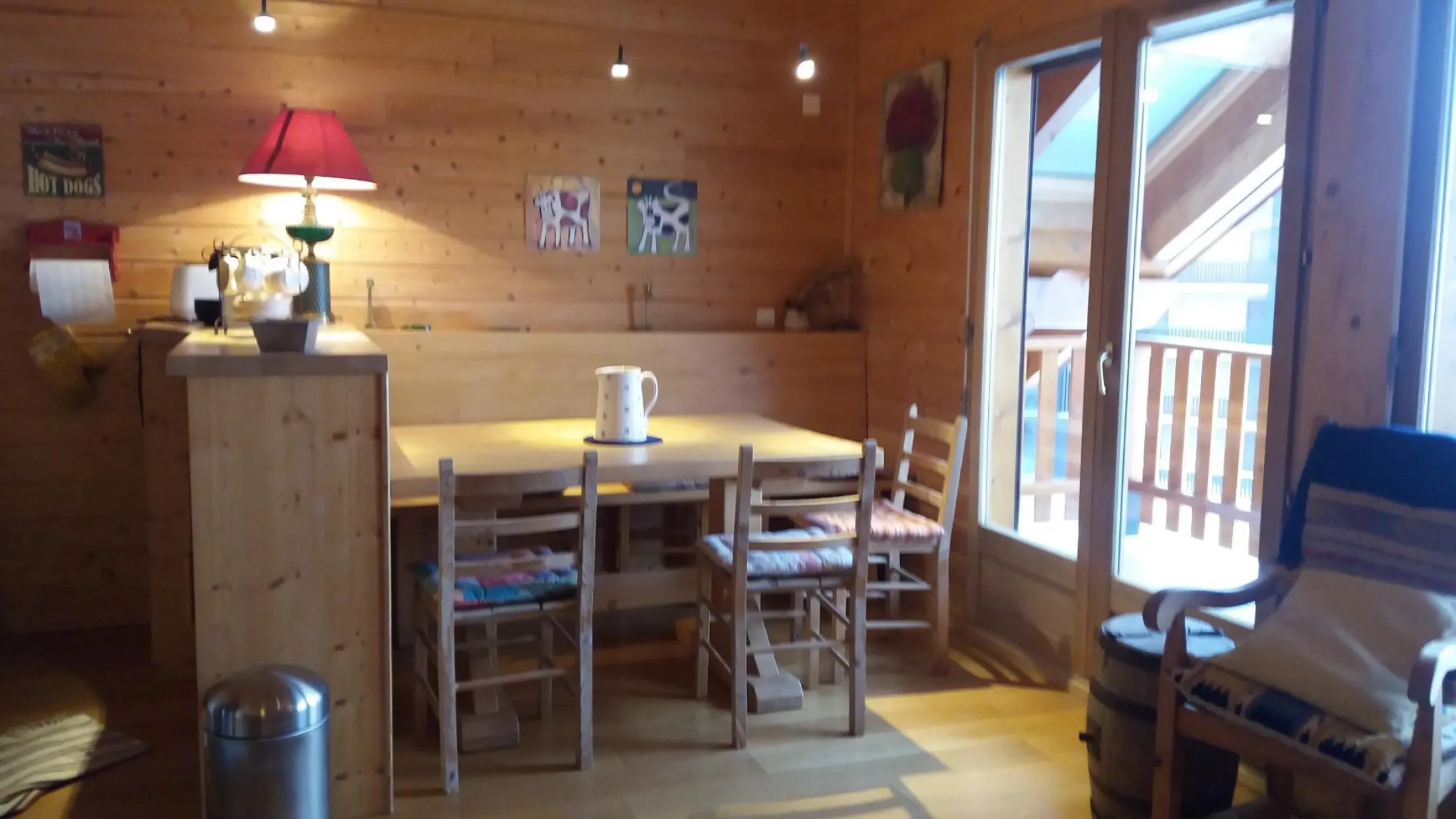 voilà le coin repas, la grande table se tire pour accueillir jusqu'à 8 personnes. Vous remarquerez les Vélux du balcon qui apportent une belle luminosité.