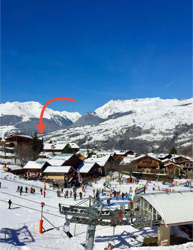 Vue de la station avec chalet en arrière-plan