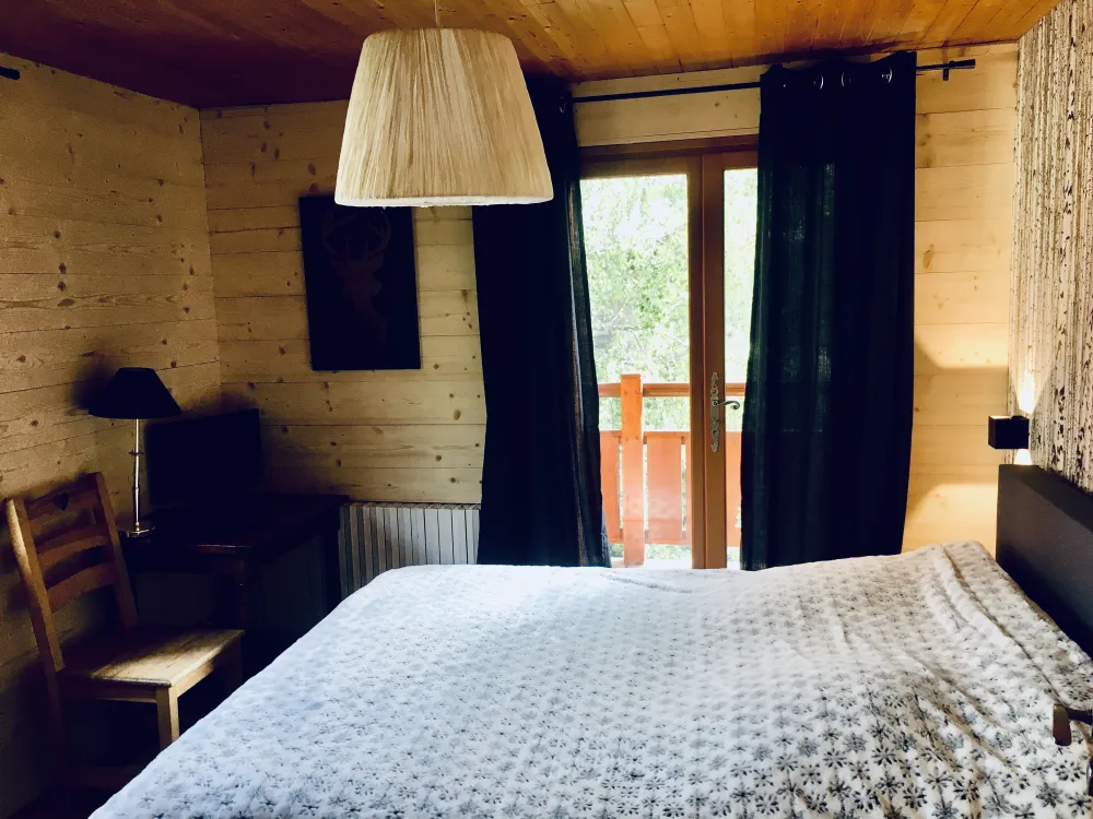 chambre  1 avec lit en 160 , accès balcon