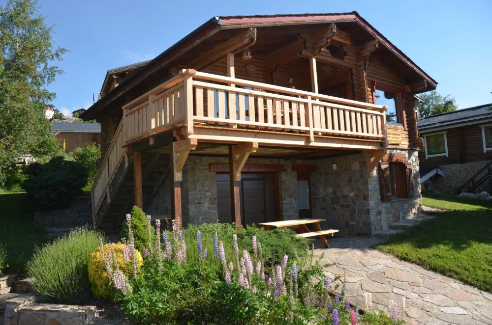 Notre chalet exposé plein sud, situé à 1650 m d'altitude est ouvert sur les pâturages et bénéficie d'un ensoleillement exceptionnel. 
Classé 3 étoiles en Meublé de tourisme, depuis 2016.