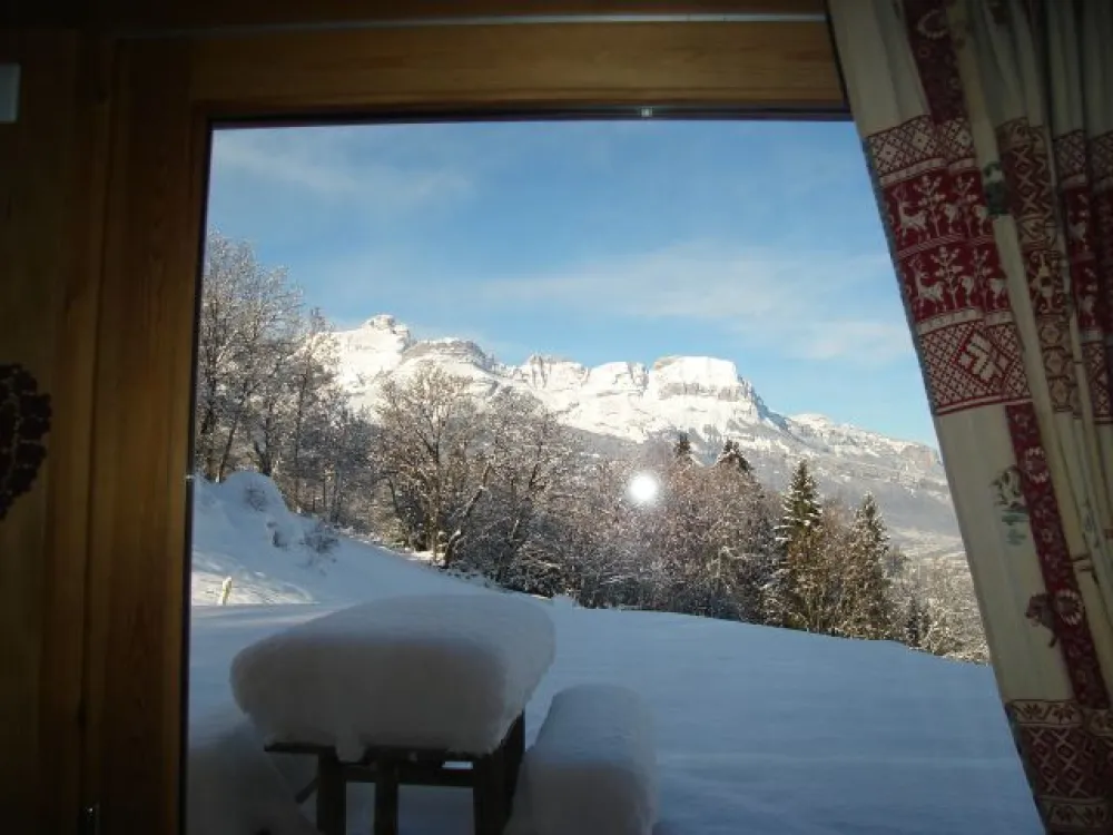 Vue principale sur la chaîne des Aravis.
Décembre 2010