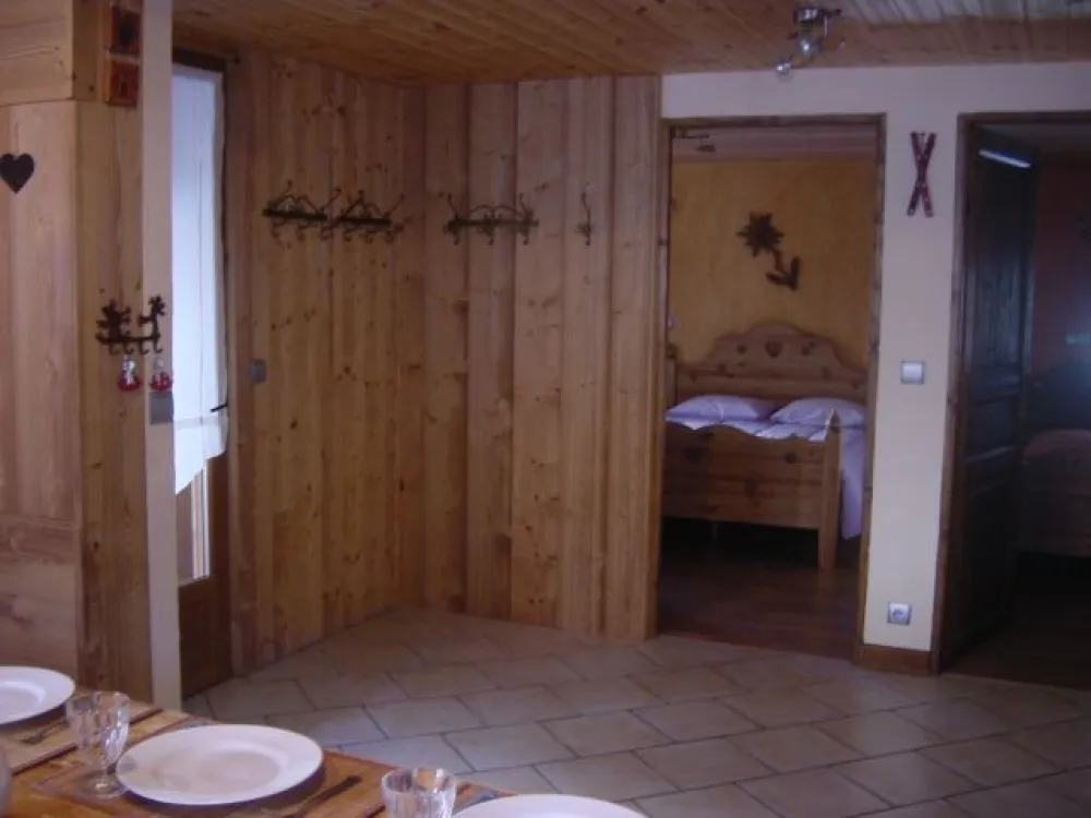 vue sur l'entrée du chalet et d'une chambre
