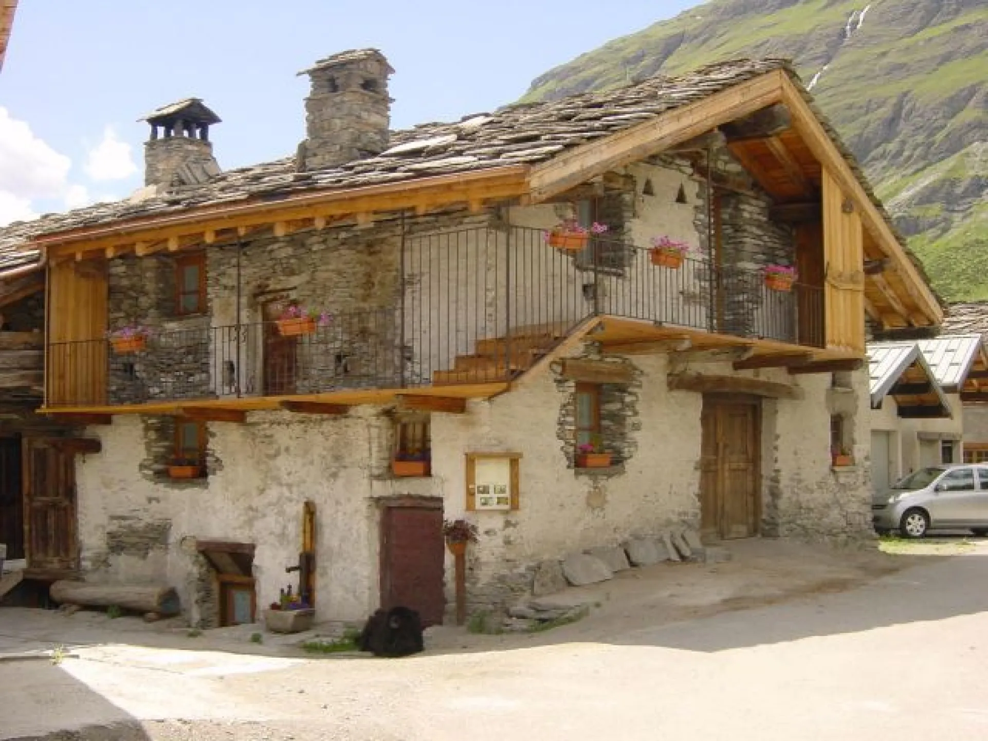 toit en lauzes, murs en pierres, balcon traditionnel,voilà un veritable chalet.
