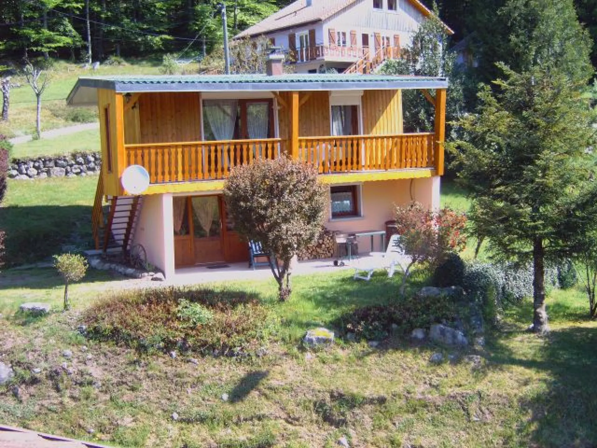 chalet vue sur la montagne avec terrain  1km du village endroit très calme