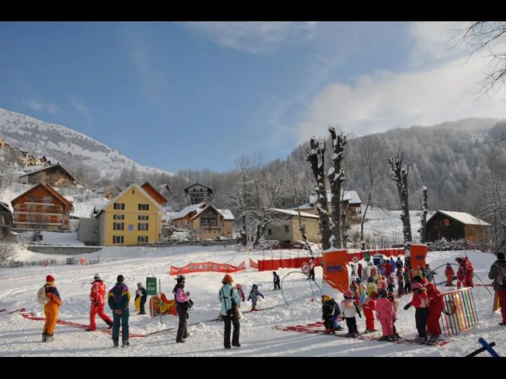 Une situation idéale : entre les deux télécabines. A proximité immédiate du centre du village, du jardin d'enfant de l'ESF, de la garderie et des commerces.