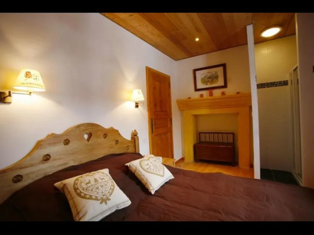 Chambre 1 avec un lit double de 180x200.
La vieille cheminee d origine (non fonctionnelle). Une salle d eau avec douche.