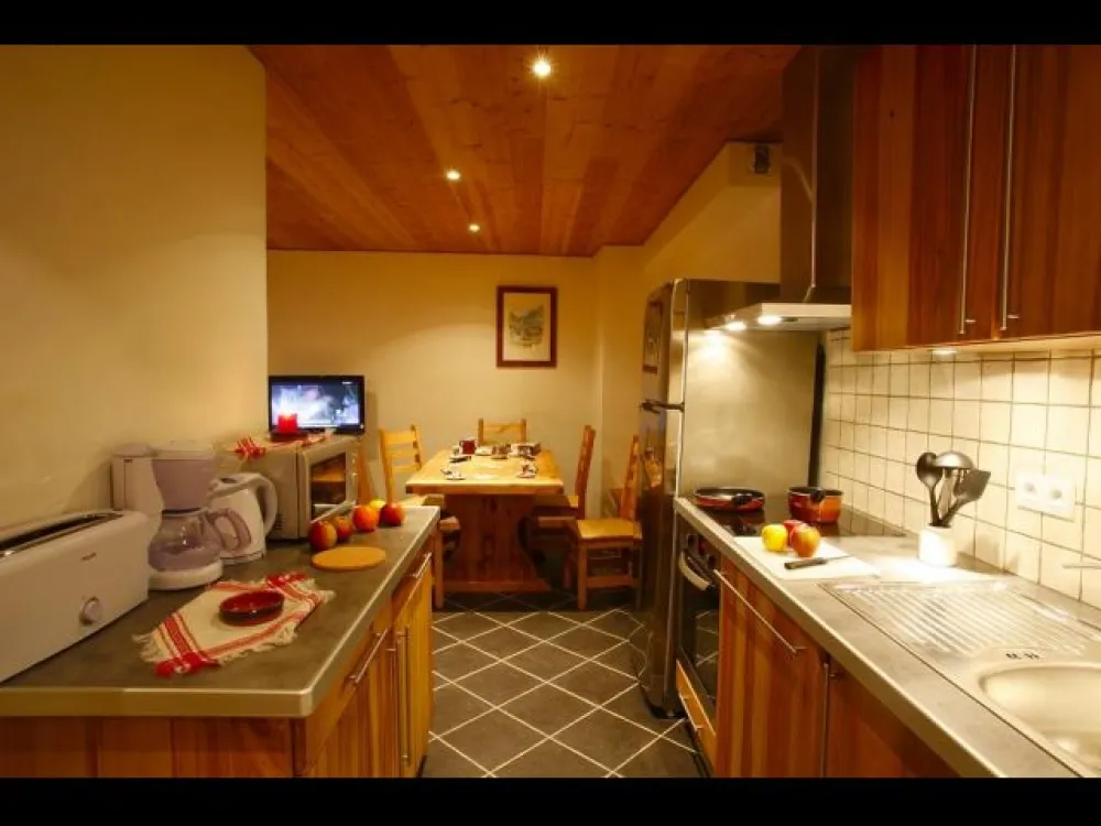 Une cuisine tout equipee : lave vaisselle, frigo, four, grille pain, micro onde, etc...