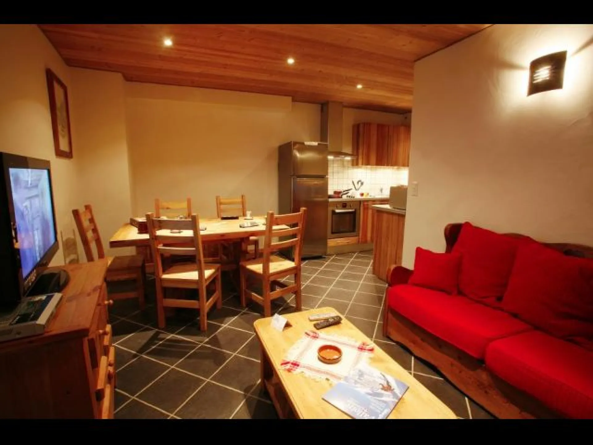 Un appartement 4 étoiles confortable avec un grand séjour, 2 chambres spacieuses, 1 coin montagne, 1 terrasse privée, 2 salles de bains et 2 WC.