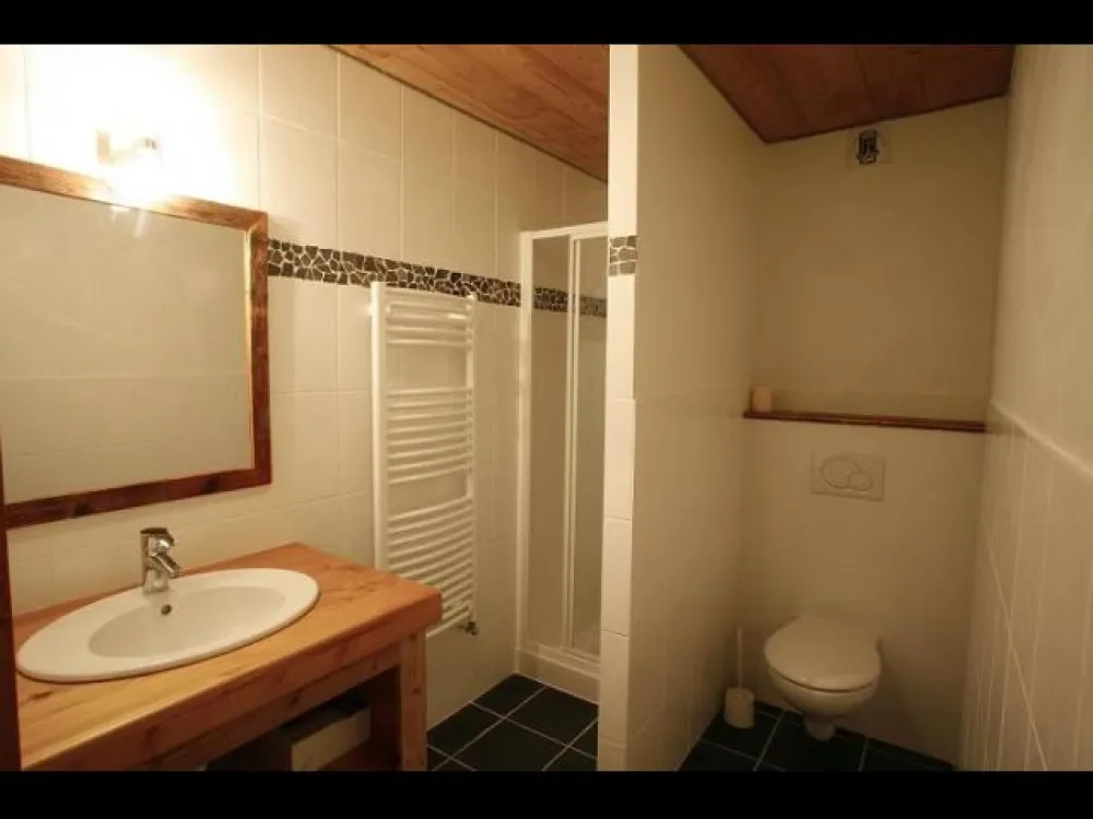 3 salles de bains : 2 avec douche et 1 avec baignoire.
