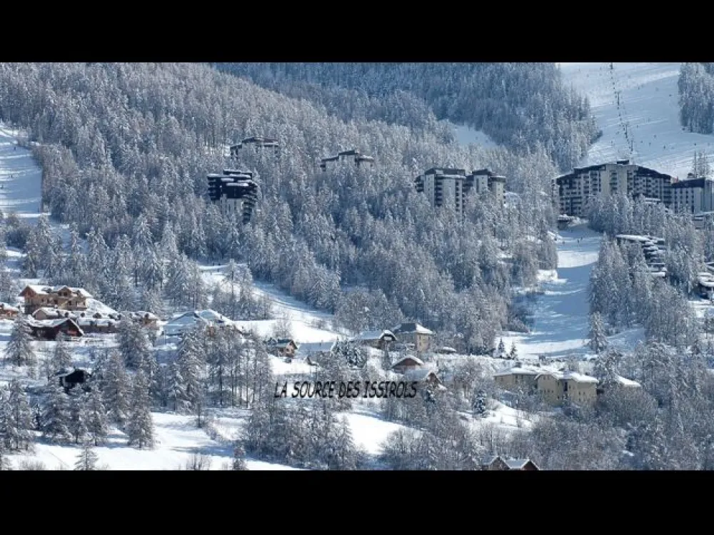 à 300m des pistes, du téleski de PRAMOUTON et du télésiege de CHAMPS LACAS donnant accés à tout le domaine
