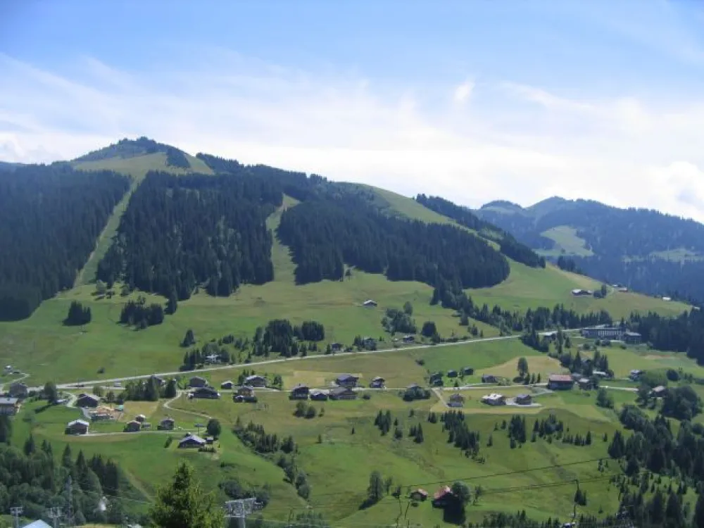 VUE ETE DU SEJOUR SUR MOND ROND 
alpages et route d'accès à la station des SAISIES