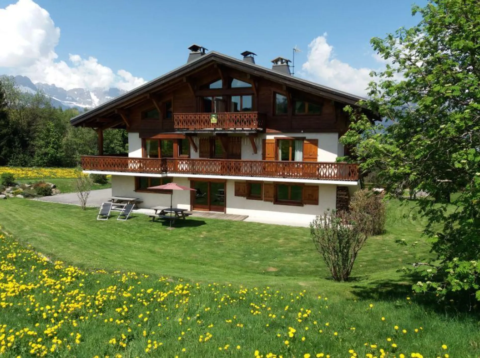 Le chalet l'été avec ses abords