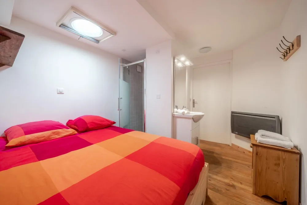 Une des chambres du petit appartement du RDC (avec sa douche, son WC et son lavabo privatifs).