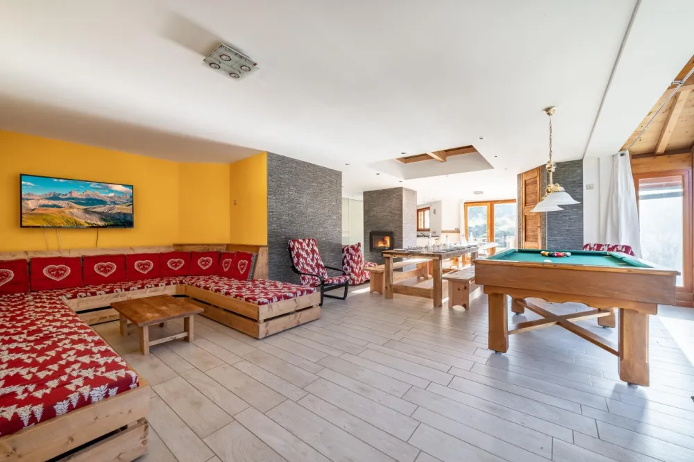 La grand salon (70m2) avec le billard. Dans le fond la cuisine (ouverte sur le salon)