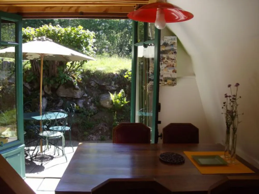 Espace repas ouvrant sur la terrasse