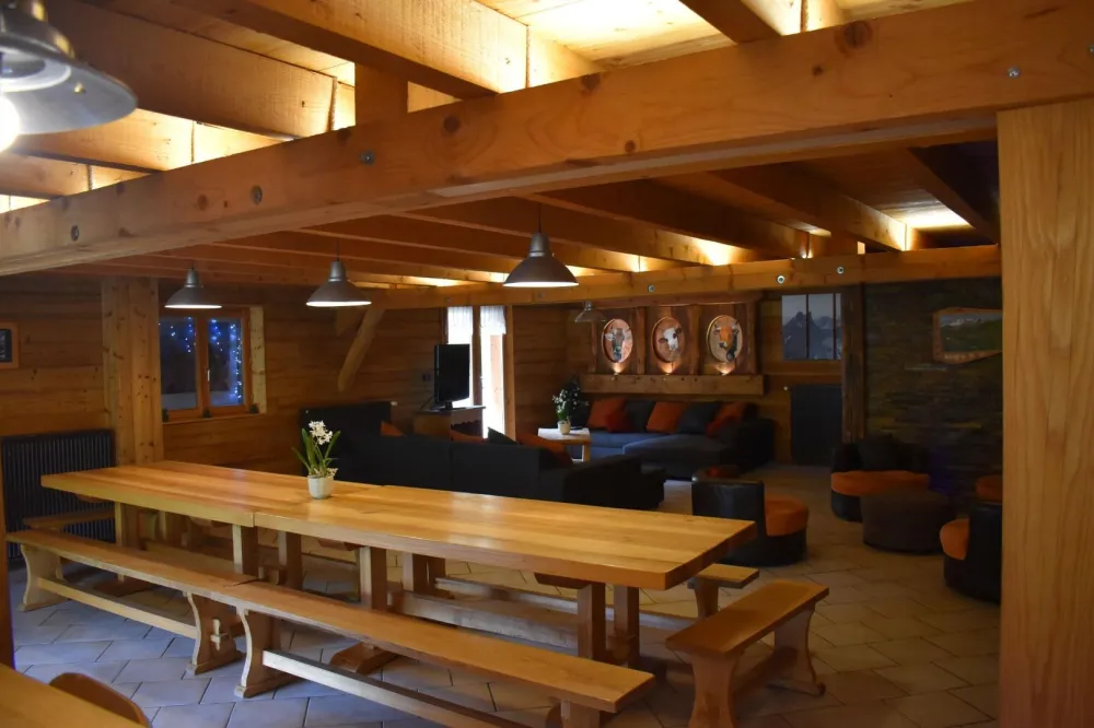 Salle a manger avec le coin salon ( TV , DVD )