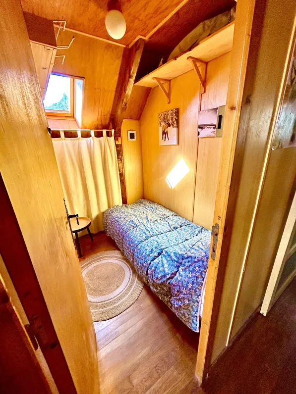 Petite chambre avec lit une place. 