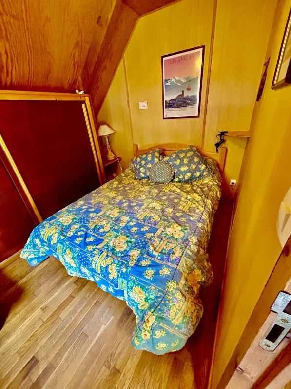 Chambre avec lit 140 et placard. 