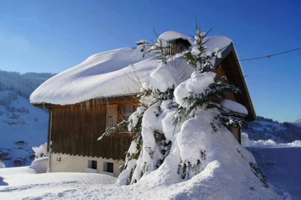 vue depuis le parking. En fond d'image : les pistes de ski le matin