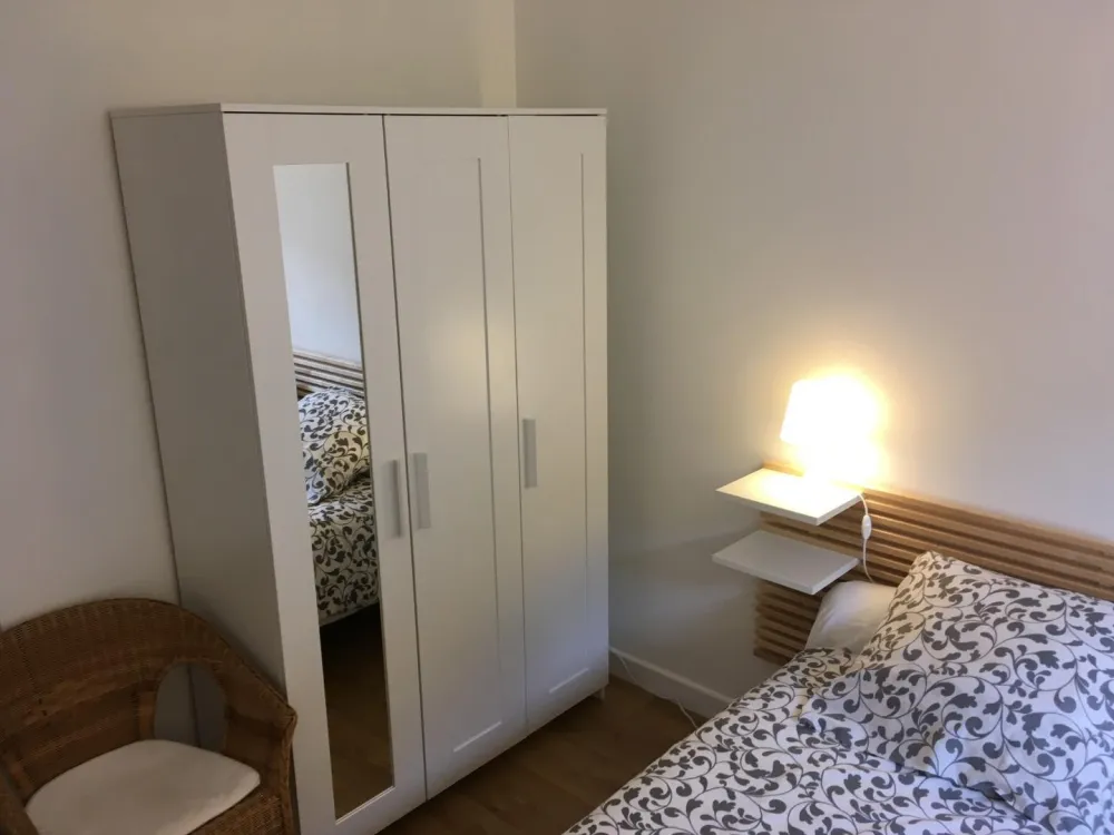 CHAMBRE , ARMOIRE ET FAUTEUIL