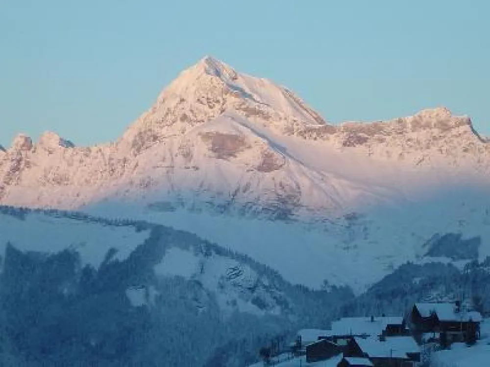 Mont Charvin (Chaîne des Aravis), vue du séjour et de la terrasse