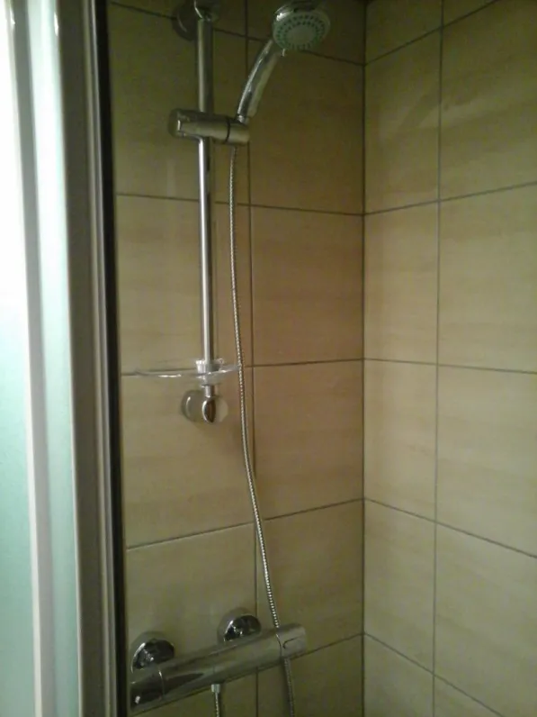 salle d'eau : cabine de douche