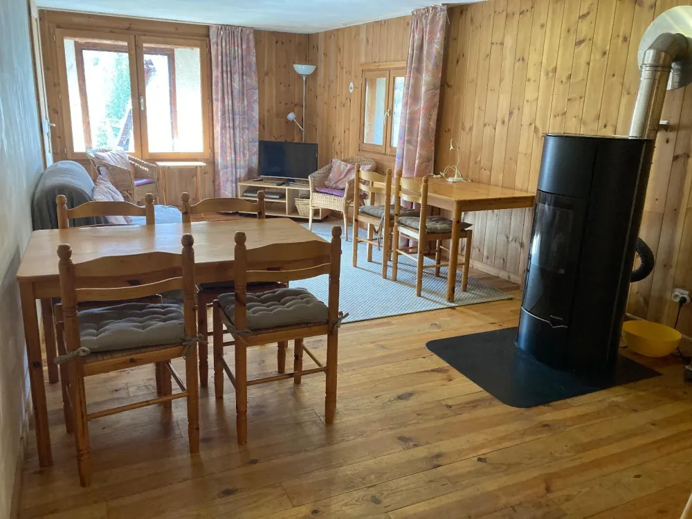 une grande pièce salle à manger et salon idéalement conçu pour 4 personnes. Possibilité d'être 6 personnes (vaisselle pour 6 personnes)