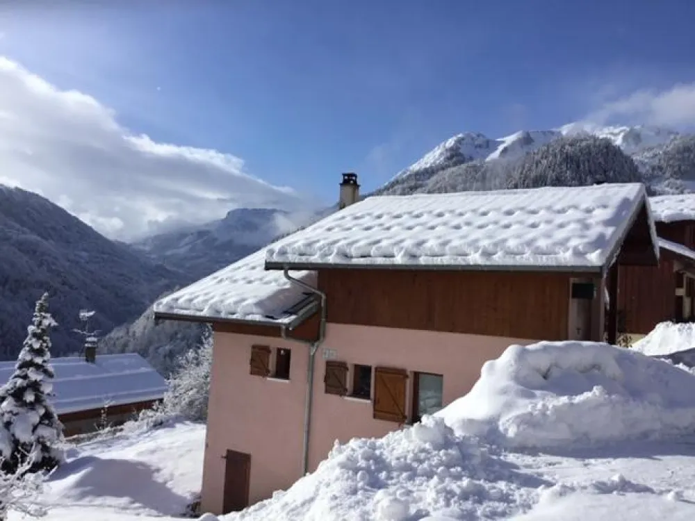 La route  qui permet d'y accéder est une rue très calme en impasse, la vue est  dégagée  vers la montagne et la vallée
