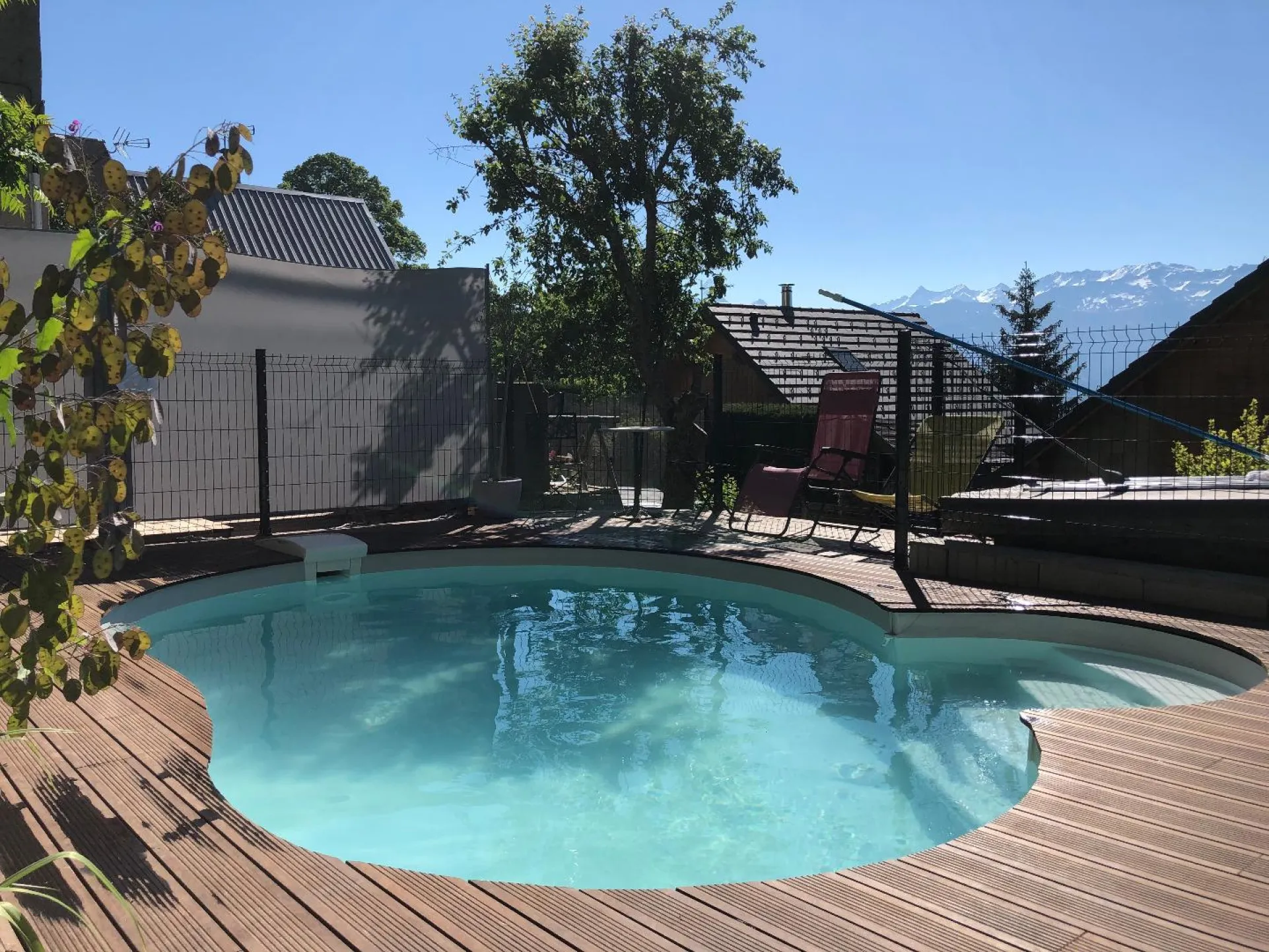 piscine extérieure chauffée à partager avec l'autre chalet. Ouvert de 10h à 19H