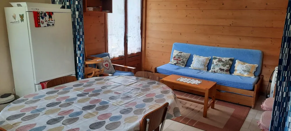 Coin salon avec banquette, transformable en 2 lits 1 place. 