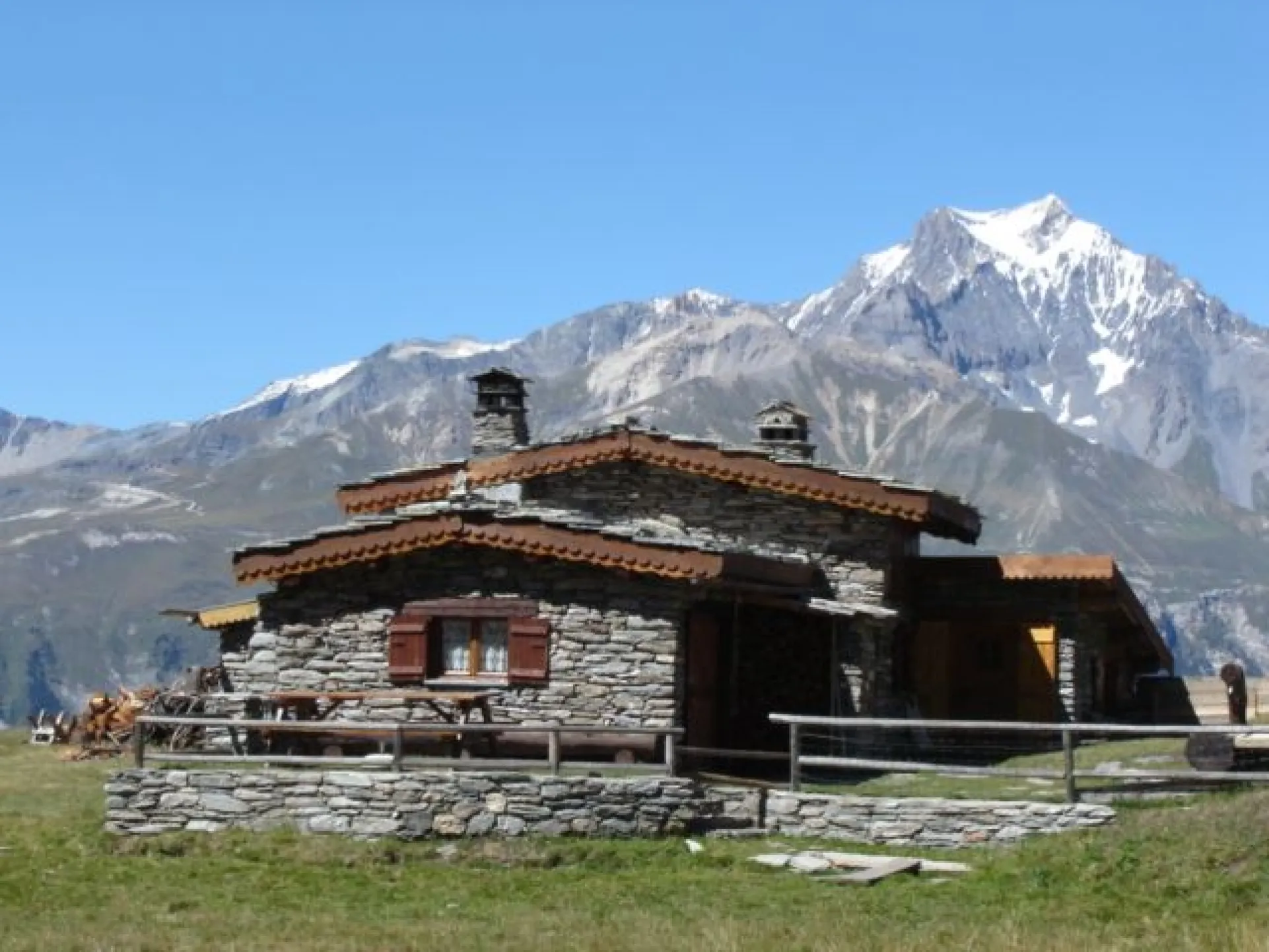 Authentique chalet de haute montagne en pierres et lauzes.
Vue exceptionnelle sur les plus hauts sommets du Parc National de la Vanoise (Dent Parrachée 3683m)