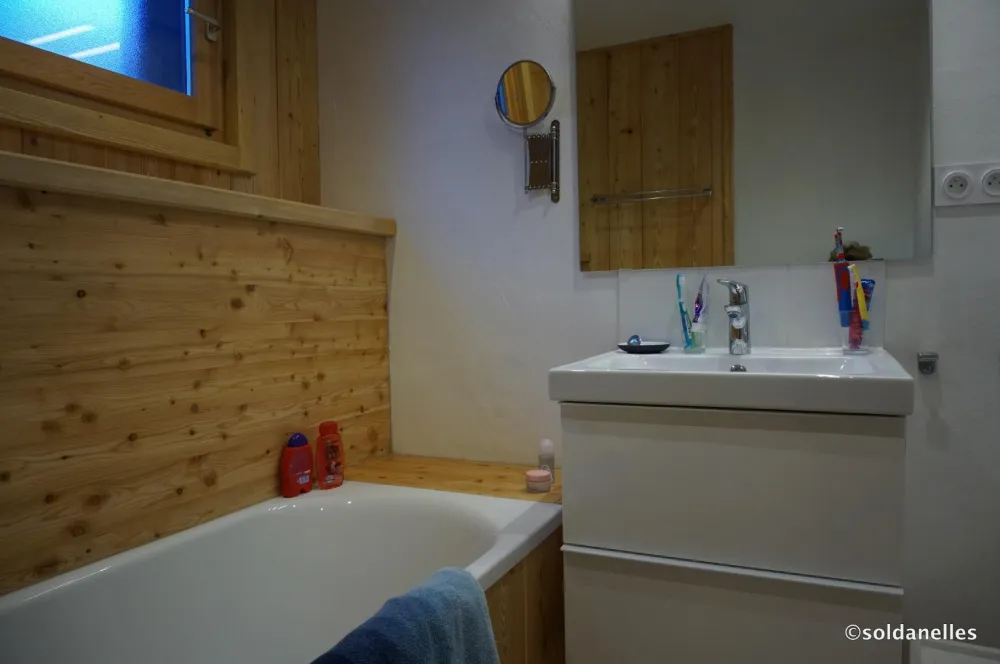 Salle de bains avec WC