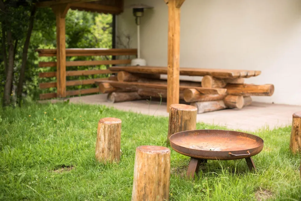 Terrasse couverte extérieure avec brasero