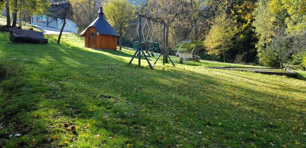 Jardin avec terrain de pétanque et balançoire
