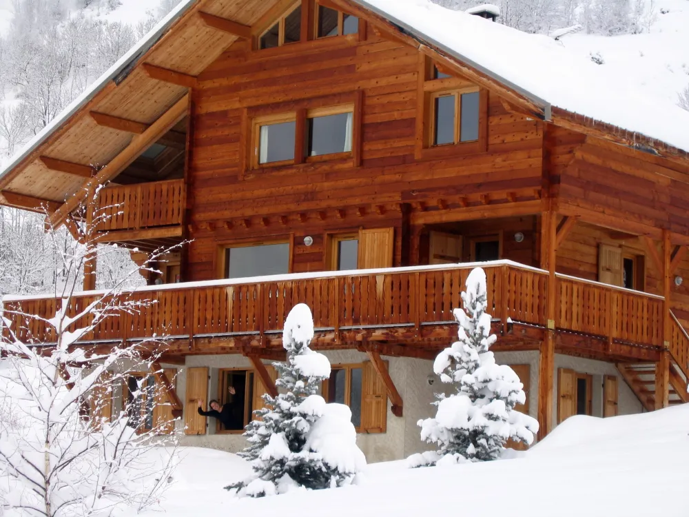 Le chalet sous la neige