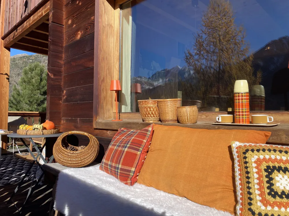 South-west balcony: Equipped with a large bench to take coffee in the sun.